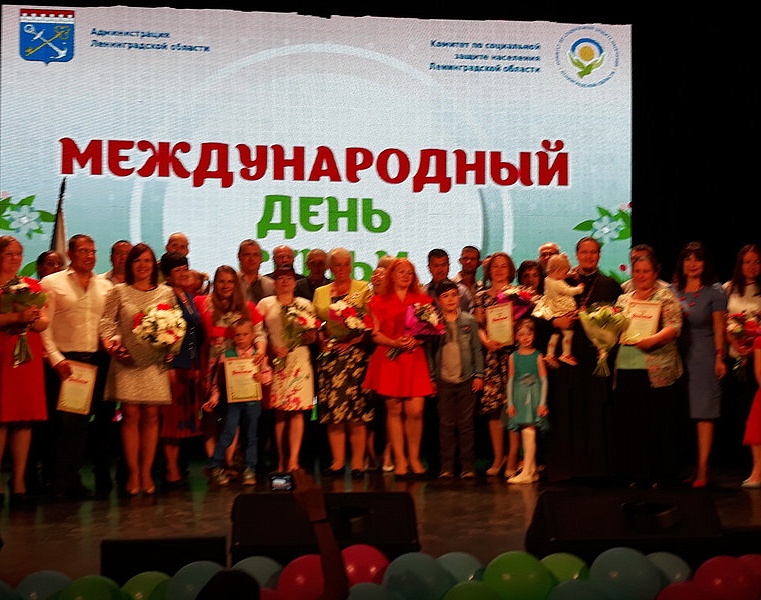 Семье Богдановых присвоено звание Почетной семьи Ленинградской области