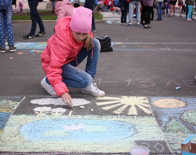 Международный день защиты детей. Конкурс рисунков на асфальте.