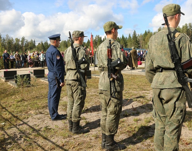 Церемония захоронения останков советских воинов, погибших в годы ВОВ на территории Подпорожского района. 