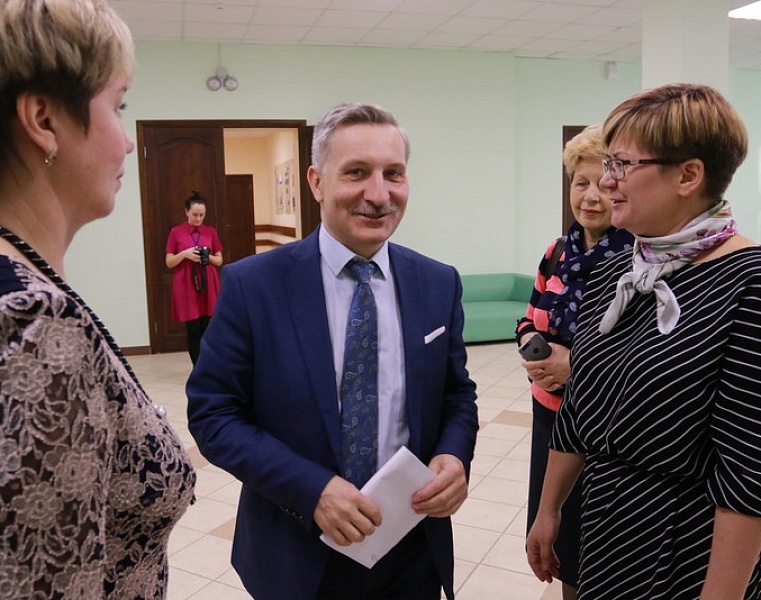 Председатель общего и профессионального образования Ленинградской области Сергей Тарасов посетил школу № 1 города Подпорожья после реновации.