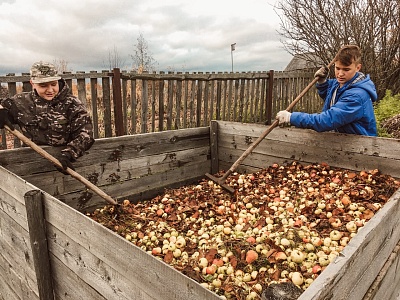 Подпорожские добровольцы помогают с уборкой урожая