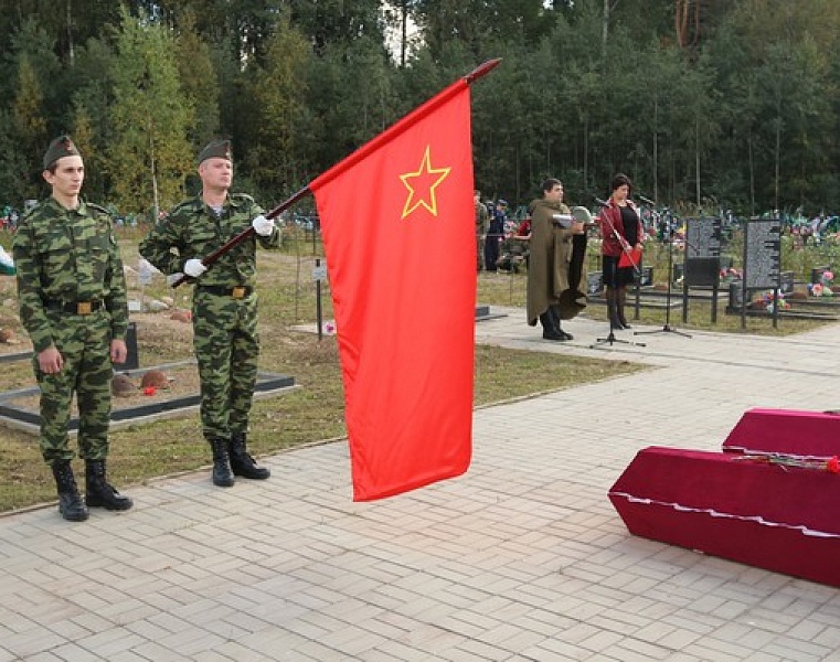 Церемония захоронения останков советских воинов, погибших в годы ВОВ на территории Подпорожского района. 