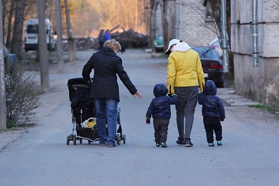 С 1 января 2022 года в Ленинградской области изменились прожиточные минимумы и размер выплат семьям с детьми